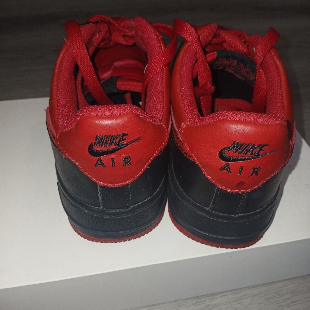 Nike Kids Red and Black Sneakers SIZE 5 - Picture 3 of 4
